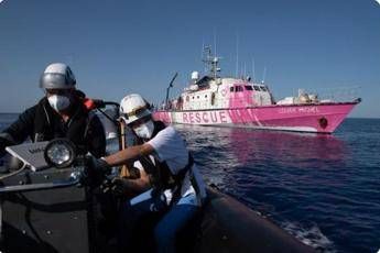 Migranti, la nave rosa di Banksy ha già salvato 89 persone